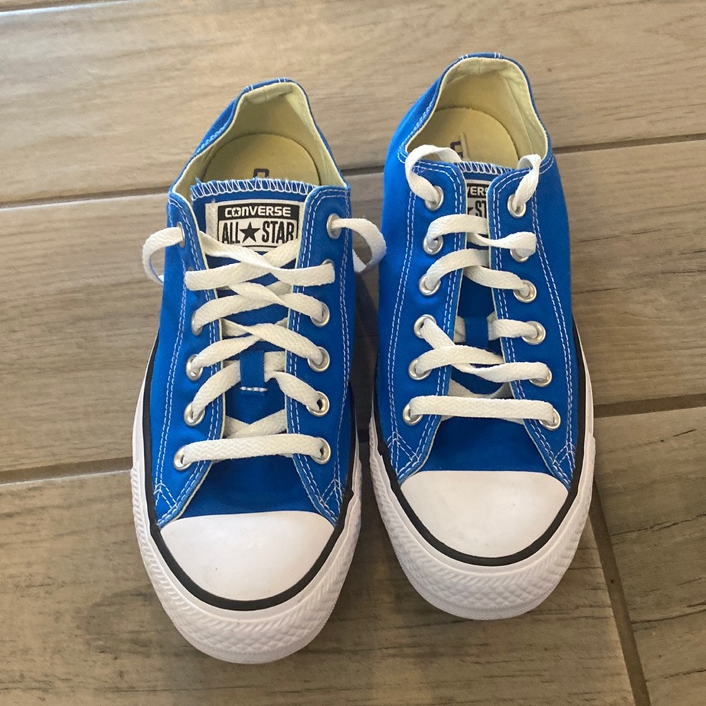 Dark blue low top all star converse W9